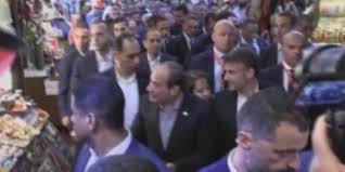 السيسي وماكرون يصافحان الباعة والمارة خلال جولة تاريخية في خان الخليلي
